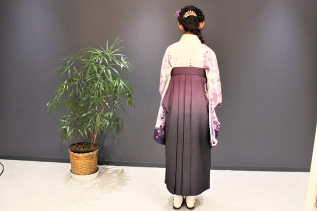 小学校の卒業式。袴の着付けとヘアセットをお手伝いしました