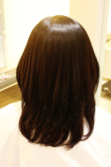 デジタルパーマで毛先をやんわりカールさせました。エンジェルリングの違いがわかるでしょうか。