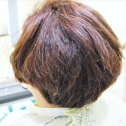 ショートボブのお客さま。ショートならくせ毛のお手入れも楽ですね。