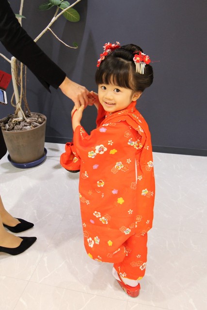 七五三で着物の着付けと日本髪をしました。3歳の追っても元気な女の子です