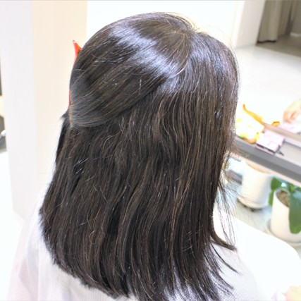 大きくうねる髪。頭が大きく見えてしまいます。
