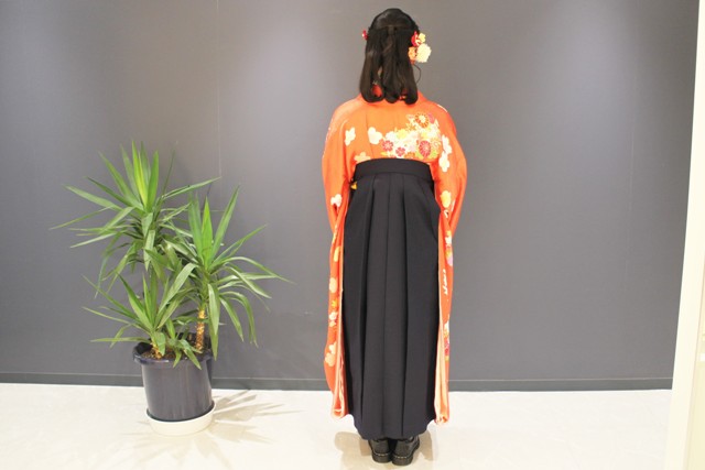 卒業式で袴の着付けをお手伝い。
