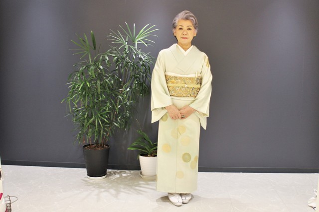 ご家族で記念写真を撮られます。和服（訪問着）をお召しになりました。