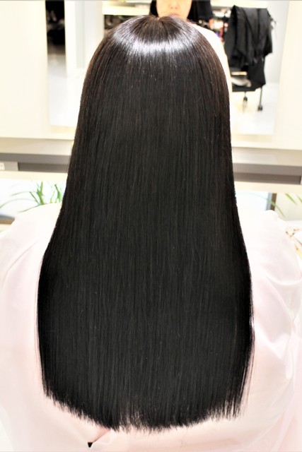 １０か月ぶりの縮毛矯正はヘアカラーも一緒に。エンジェルリングがクッキリしまた。