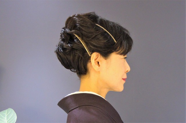 結婚式にご出席です。色留袖の着付けと一緒にヘアセットもしました。ゴールドの櫛型の髪飾りが素敵でしょ