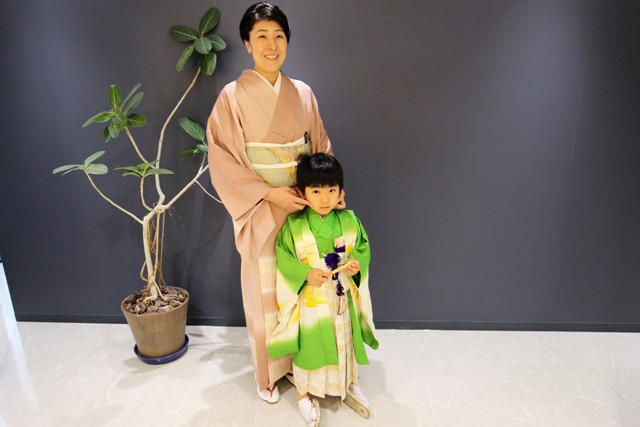 七五三で羽織はかま姿の５歳の男の子。ママと一緒に写真を撮らせていただきました