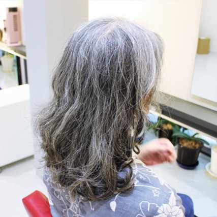 グレイヘアのお客様。半年ぶりのご来店です。