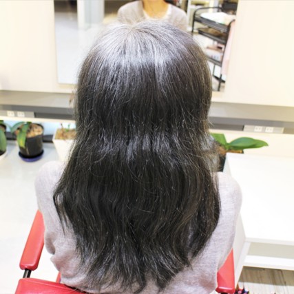 髪の大きなうねりとちらちら飛びだすアホ毛