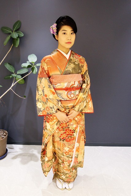 来月成人式を迎えるお客様です。振袖の着付けとヘアセットをお手伝いしました。 おめでとうございます