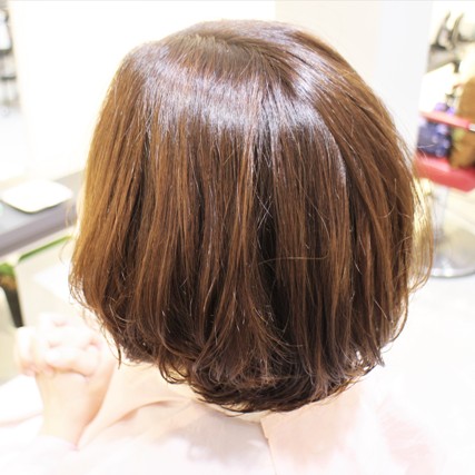 縮毛矯正とデジタルパーマ、ヘアカラーしました。軽くなって素敵なボブです。