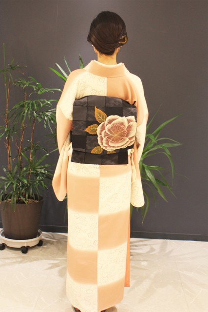 うしろ姿 帯の様子
