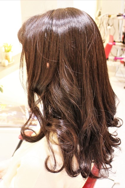 ロングのお客様。ほぼ1年ぶりの縮毛矯正です。カールはヘアアイロンで。