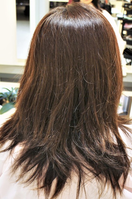くせ毛が目立つうしろ　姿髪のクセは波状毛