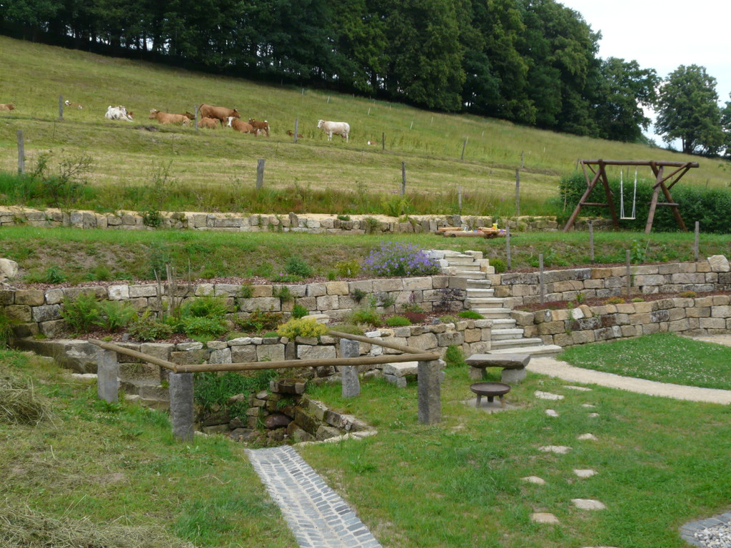 Gartenanlage mit Feuerstelle