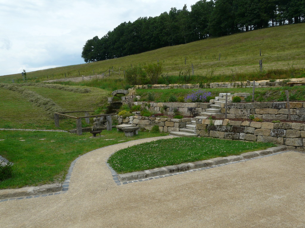 Gartenanlage mit Wasserfall