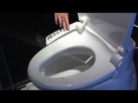 Der besondere Luxus im Badezimmer ist ein moderner Toilettensitz mit warmen Wasser und heisser Luft.