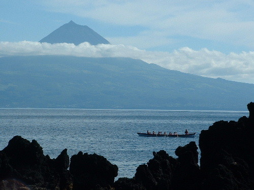 Le Pico dans les nuages vu de Sao Jorge