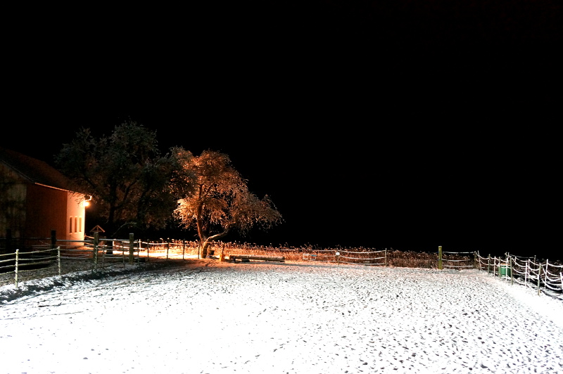 Reitplatz nach Sonnenuntergang im Winter