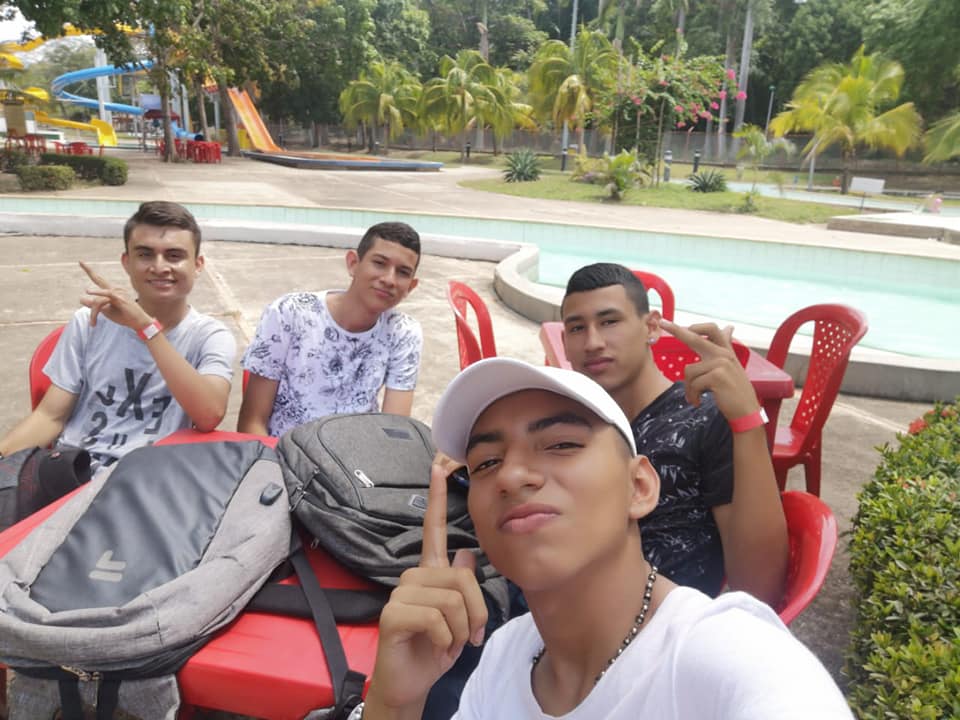 EN PISCINA CON LOS SOCIOS