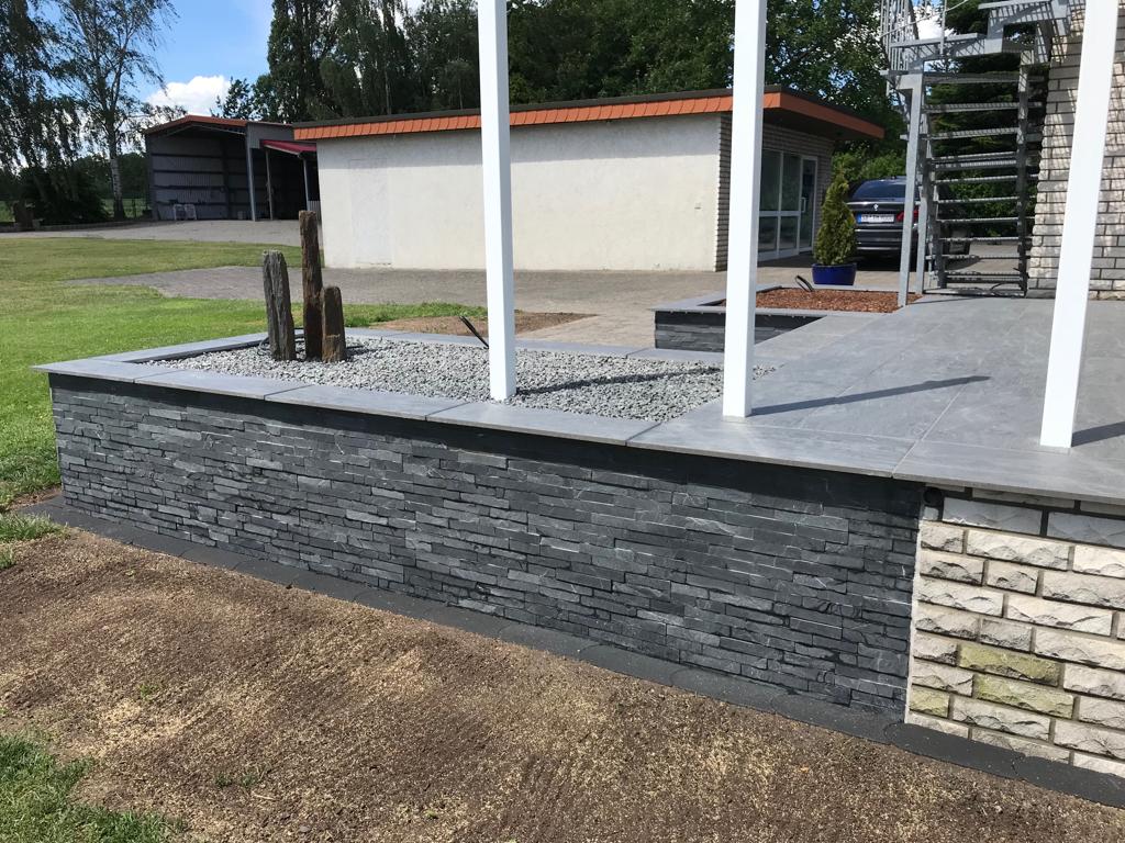 Keramikterrasse mit Wasserspiel - Steinkühler Galabau