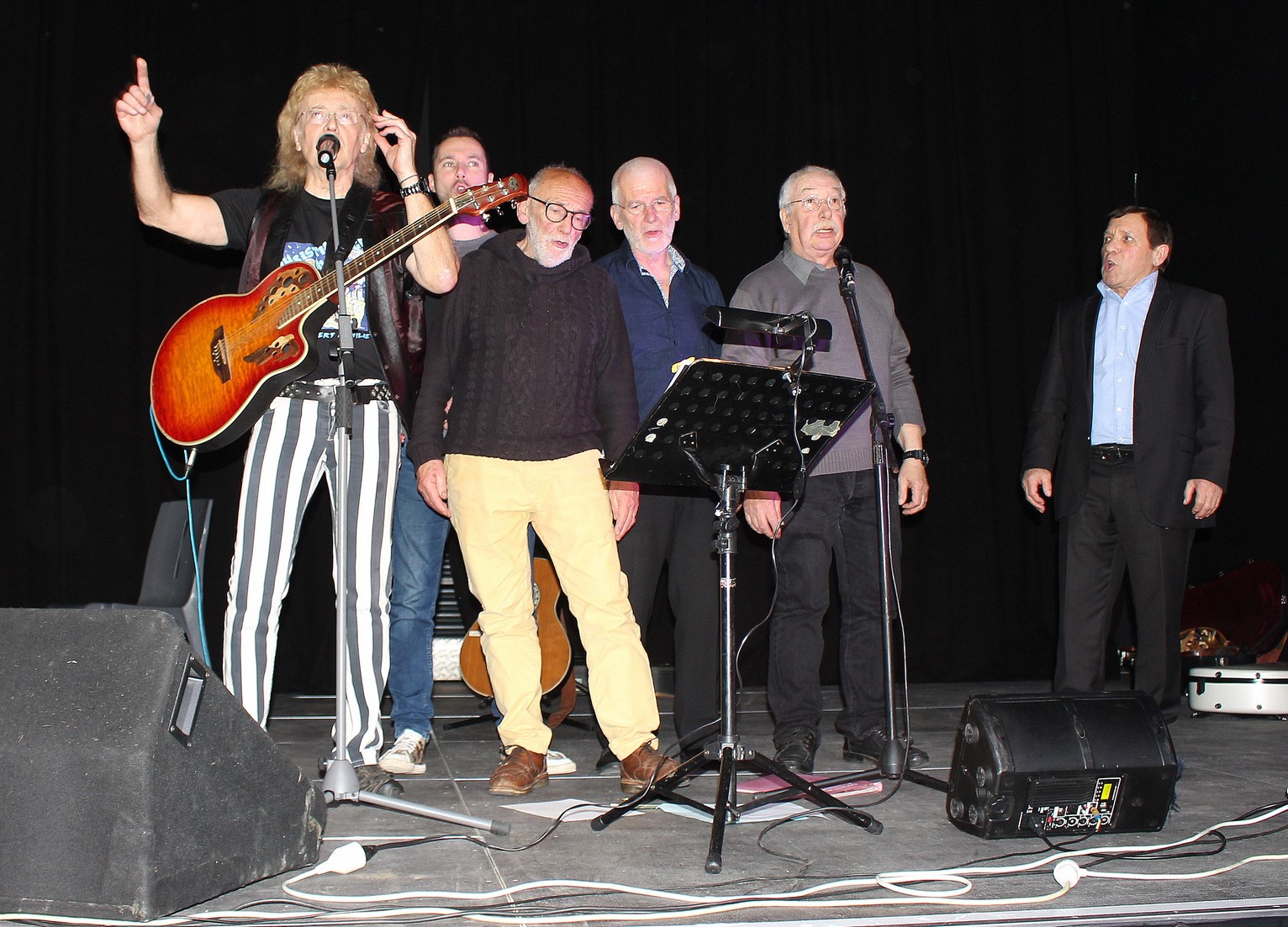 De gauche à droite : Christian ALMERGE, JOANDA, Claude Marti, Eric FRAJ, MANS DE BREISH, Guy SIE (Maire de Fleury)   