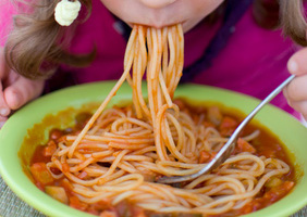 schmatzen, schlürfen, spaghetti essen, sosse schlürfen