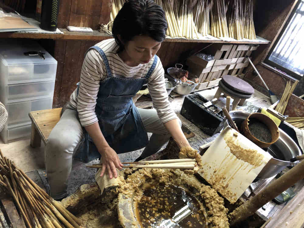 朱の和ろうそくと白の和ろうそく　松井の最高級伝統の和ろうそく