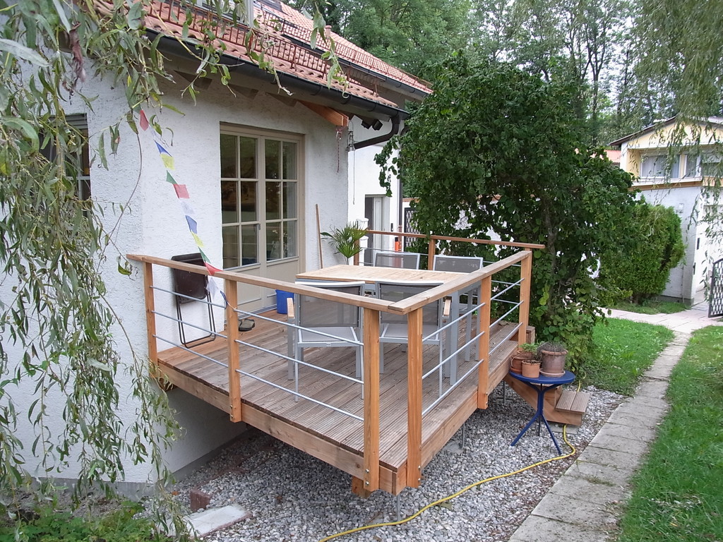 Die neue Türe und die Terrasse schaffen eine neue Wohnqualität