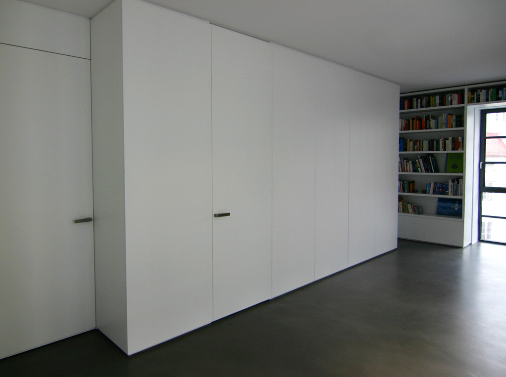 DIE SCHLICHTE WEISSE WAND VERBIRGT...........