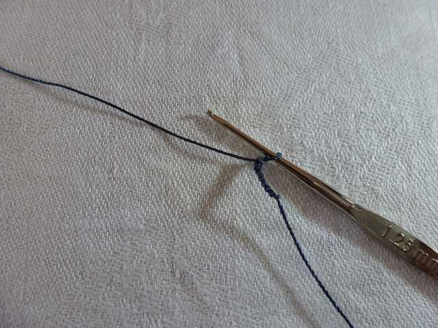7. Häkeln Sie so viele enge Luftmaschen, daß Sie einen Zentimeter erhalten. Bei mir sind das 7 Luftmaschen. Je enger Sie häkeln, desto schöner sieht die fertige Kette aus.