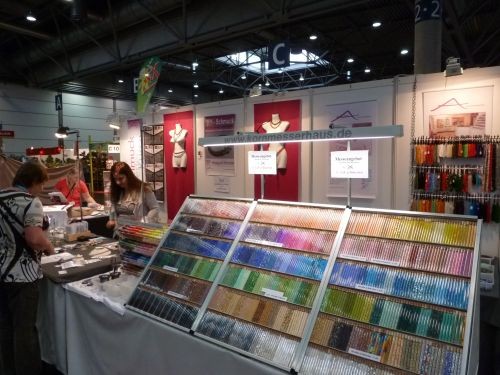 Rocailles im Röhrchenständer auf einer Messe