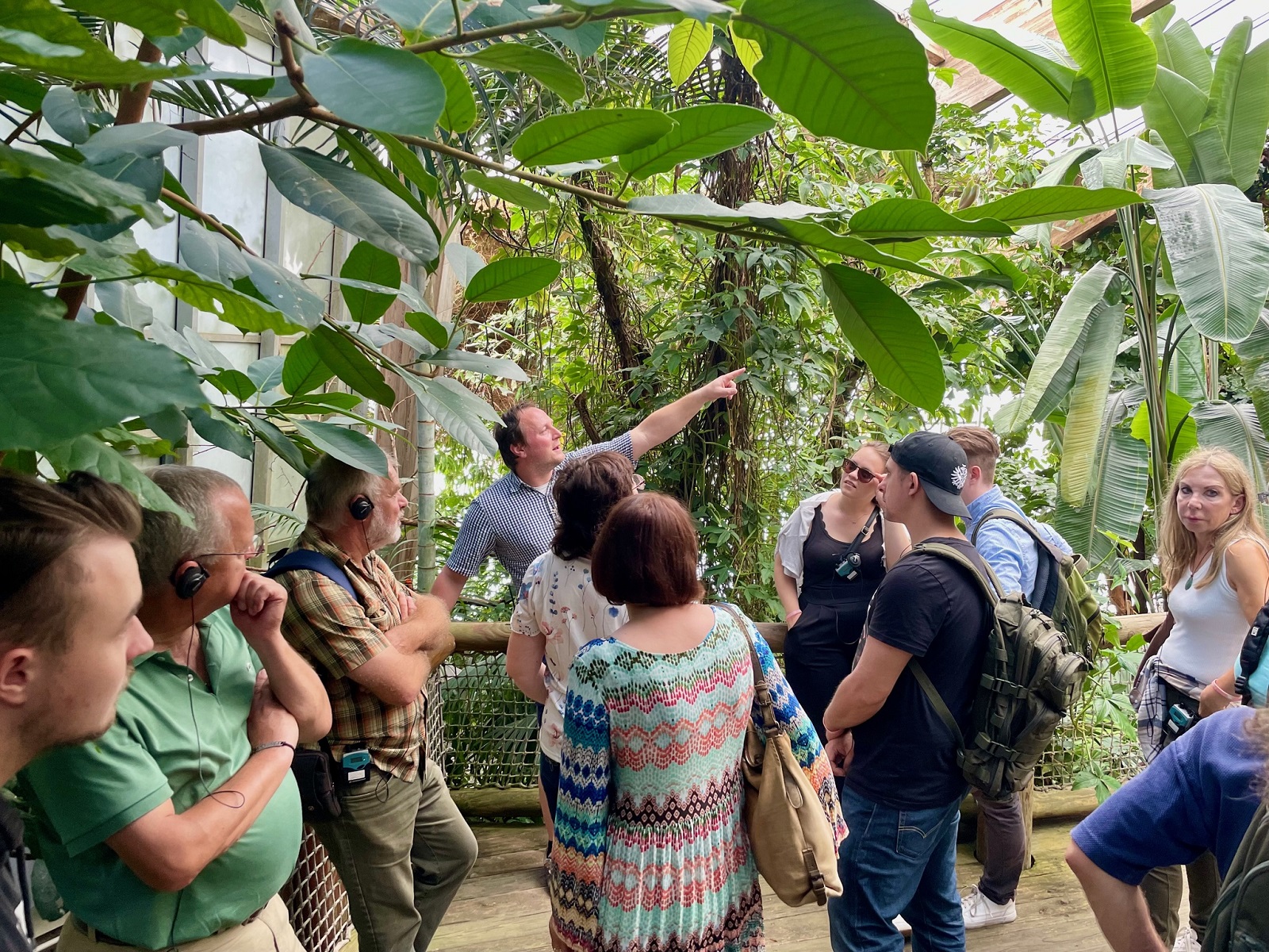 Dr. Dominik Fischer führte seine Besucherinnen und Besuchern auch durch die Freiflughalle mit tropischem Klima für hunderte von bunten exotischen Vögeln aus den Regenwäldern Mittel- und Südamerikas.