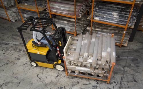 Operatore che fa manutenzione muletto in un magazzino