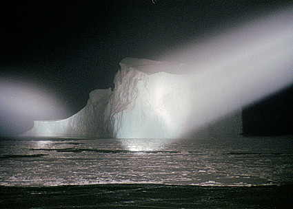 Eisberg im Scheinwerferlicht vom Forschungsschiff "Polarstern"
