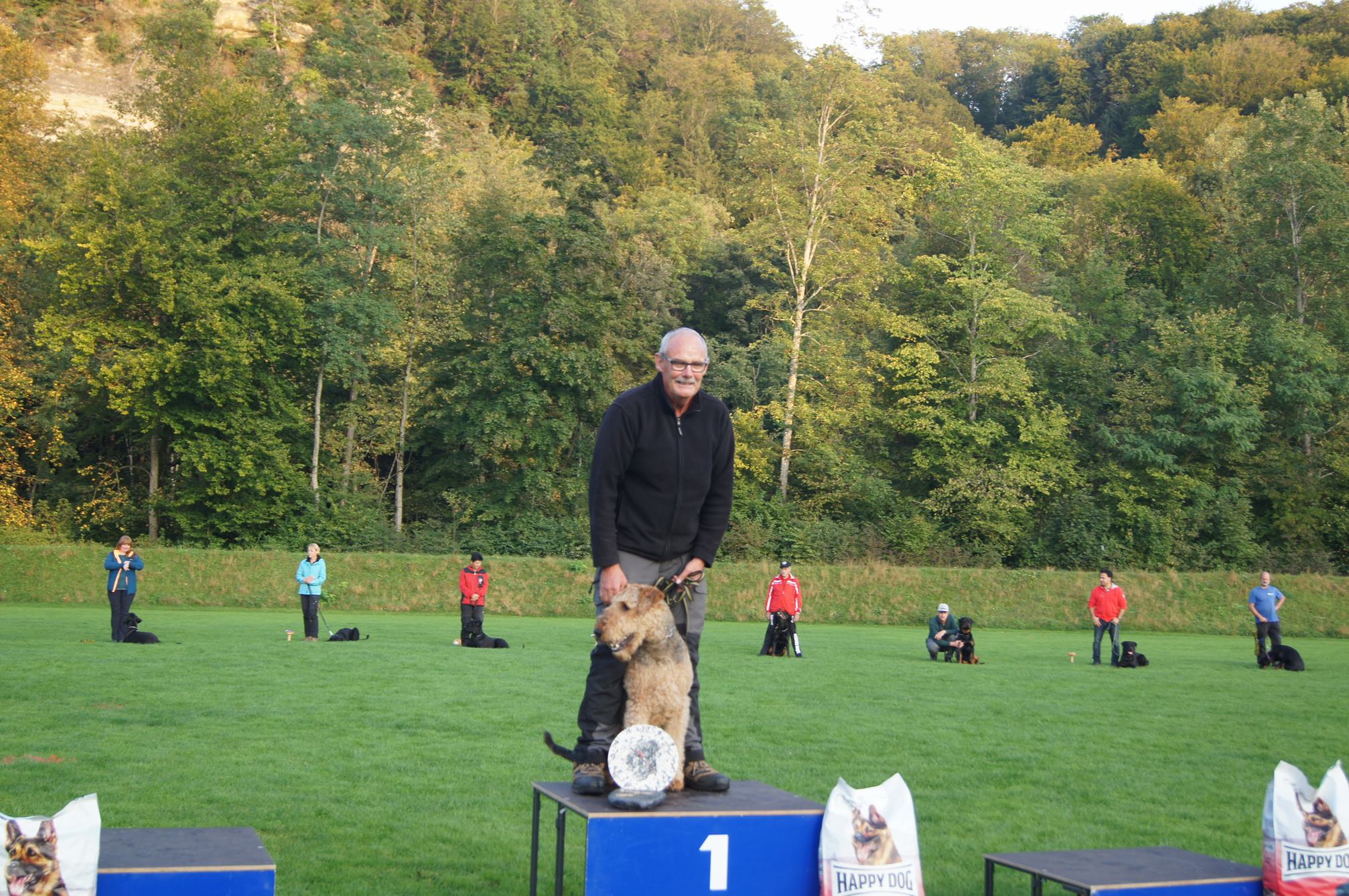 Das IGP-Siegerpodest mit einem Airedale