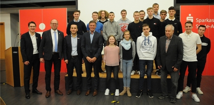 Sportlich Ambitionierte und ehrenamtlich Engagierte: Hansestadt Stade ehrt die Sportler des Jahres in der Kundenhalle der Sparkasse Stade-Altes Land. Foto: Berlin