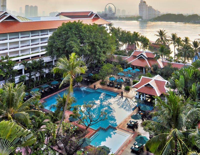 Anantara Riverside Resort Bangkok mit weitläufiger Poolanlage