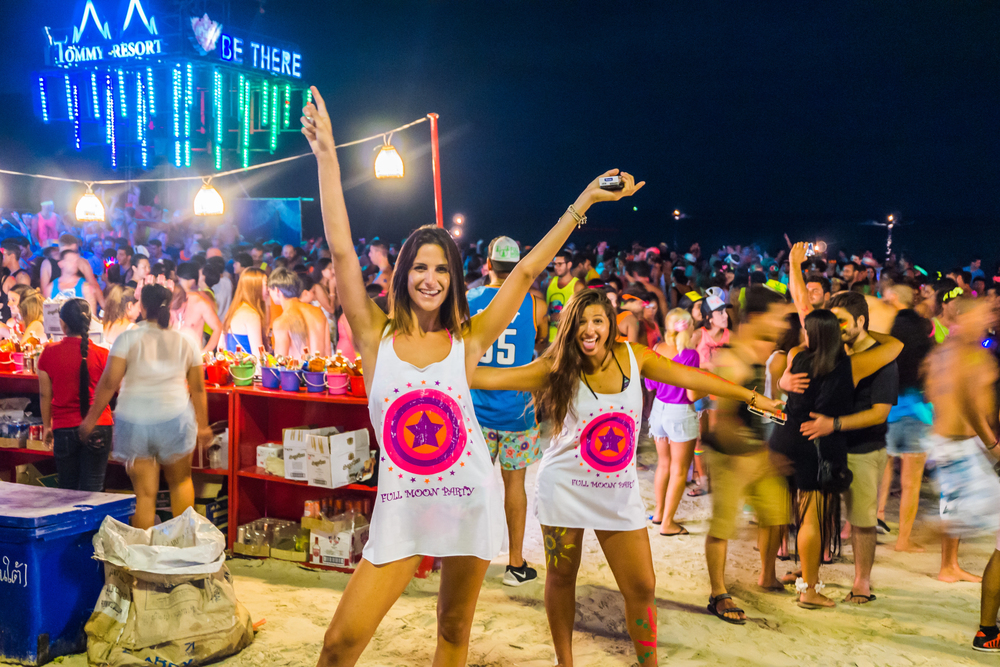 2 hübsche backpacker reisen zur vollmondparty auf koh phangan