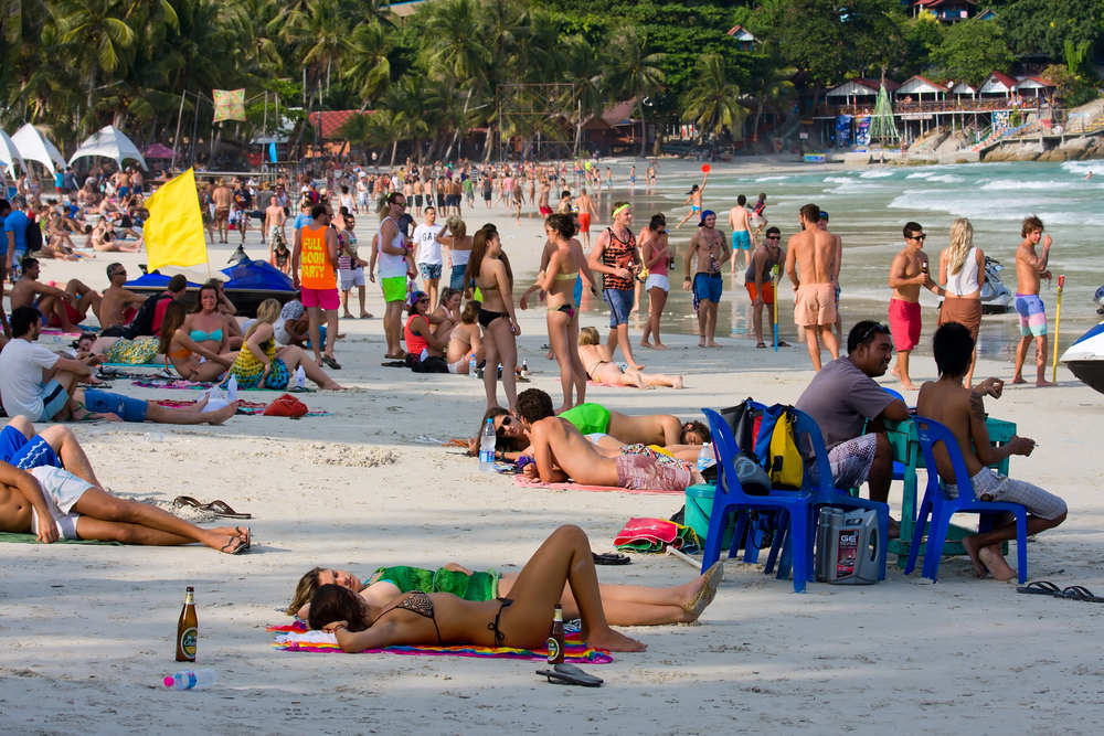 Viele Reisende chillen am Strand von Koh Phangan, Thailand