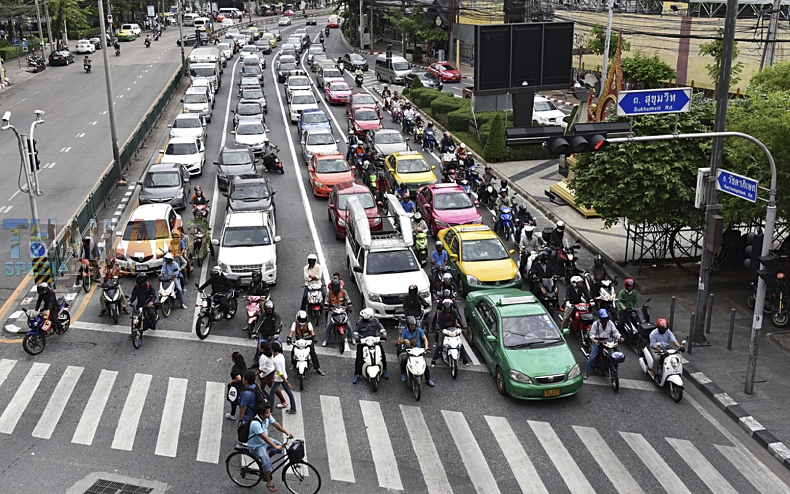 Strasse in Bangkok mit Taxis