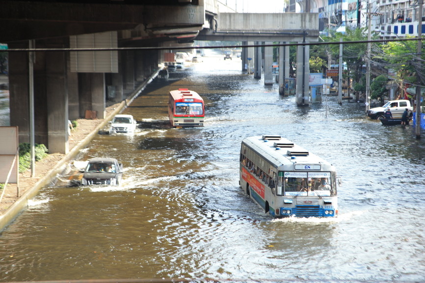 Bangkok 2011: Die Straßen sind massiv überflutet