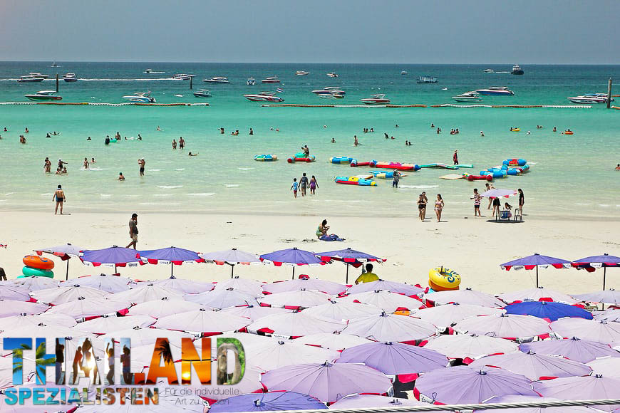 Coral Island - zu viele Sonnenschirme an den thailändischen Stränden