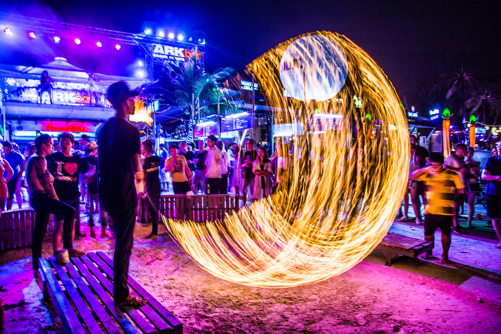 Thailänder mach eine feuershow auf koh phangan zur full moon party