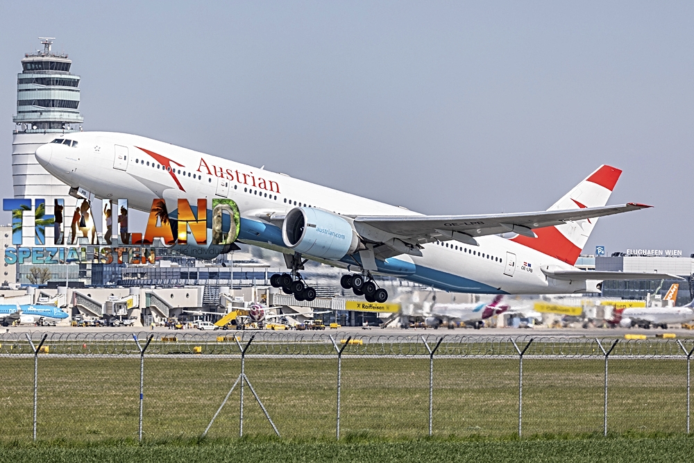 Abflug der Flug über die Alpen mit der Fluggesellschaft Austrian Airlines in Vienna nach Bangkok