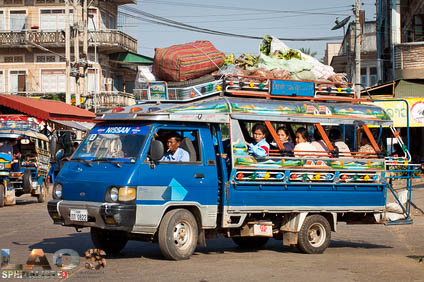 Typische Transportmöglichkeit in Laos: Songthaew, in Pakse