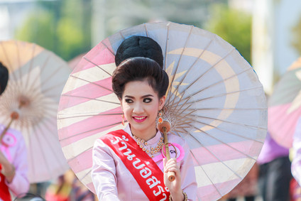 Bunte Festivals in Chiang Mai (thailändische Frau)
