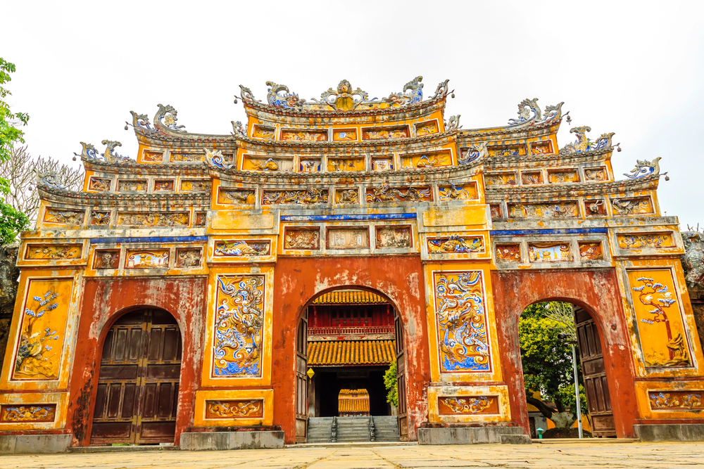 Das majestätische Mittagstor (Ngo Mon), der Haupteingang zur kaiserlichen Zitadelle in Hue.