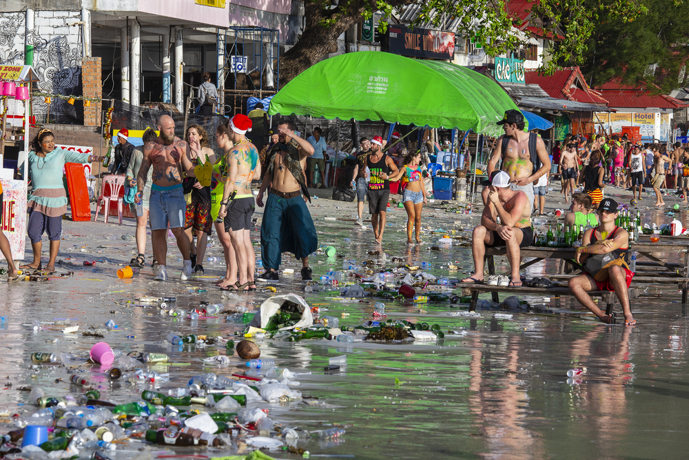 Dreckiger Strand nach der Full Moon Party auf Koh Phangan