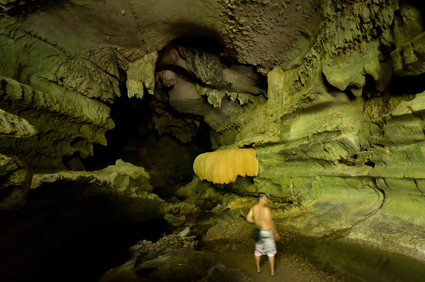 Tourist besichtigt eine Höhle während der 3 Wochen Thailand Rundreise preiswert und intensiv