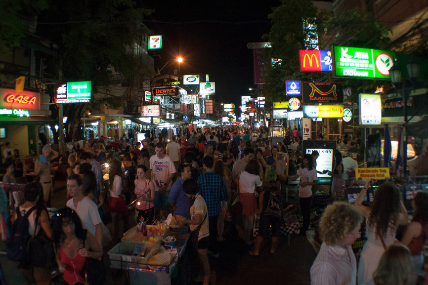 Touristen in der Khao San Road, Bangkok.
